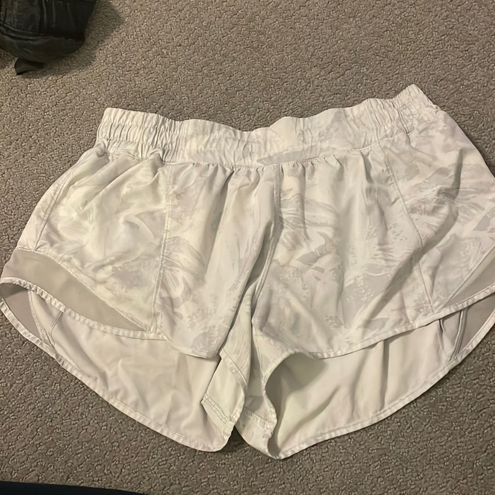 LULUEMON HOTTY HOT 2.5 INCH SHORTS - COOL WHITE PATTERN GREAT CONDITION - SZ 10